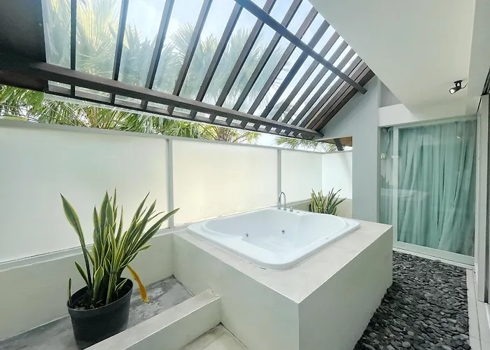 Harris & Residences Sunset Road Hotel 4*